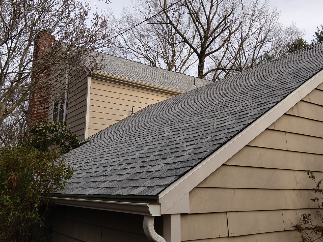 A house with a roof that has been cleaned.